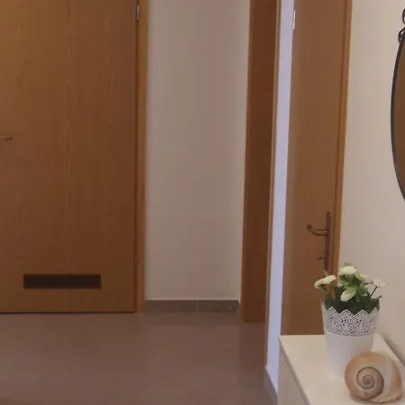 Antonia アパート トロギール